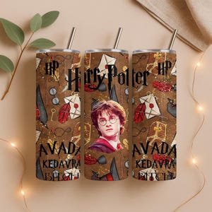 Op de afbeelding: Drie roestvrijstalen bekers met rietjes, met een bruine achtergrond met Harry Potter-thema illustraties. Het ontwerp bevat de tekst "Harry Potter", "Avada Kedavra Bitch" en een portret van Harry Potter.
