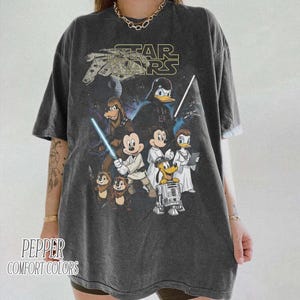 Camiseta retro de Star Wars de Disneyland, camiseta Jedi de Mickey y sus amigos, atuendo para vacaciones familiares, camiseta con estampado de dibujos animados de ciencia ficción, regalo para fans de Disneyworld. imagen 2