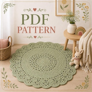 Könnte beinhalten: Ein runder, salbeigrüner Häkelteppich mit einem gewellten Rand. Der Teppich hat ein detailliertes, kreisförmiges Muster. Die Worte "PDF PATTERN" sind in grüner und rosa Schrift über dem Teppich zu sehen. Ein Weidenkorb, ein kleiner Holztisch und ein Stoffhase sind ebenfalls zu sehen.