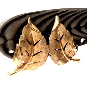 Vintage Crown Trifari Brushed Gold Tone Leaf Mid Century Clip On Earrings