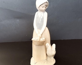 Estatueta de porcelana Lladro NAO Menina com Pintinhos e Galinha