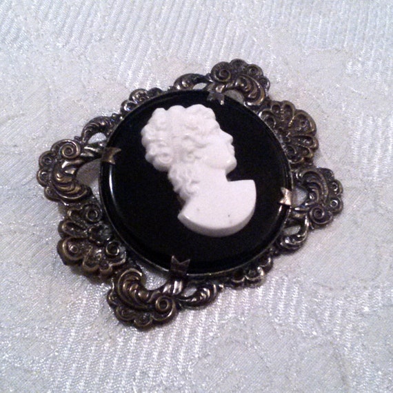 Vintage Black and White Silver Frame Cameo Brooch Gem
