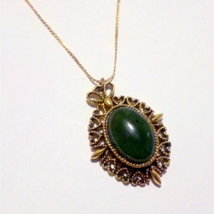 Vintage Gold Tone Heart Framed Green Stone Cabochon Pendant Necklace
