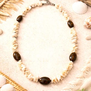 Può includere: Un set di tre tazze in ceramica con finitura opaca e macchiettata. Le tazze sono nei toni del crema, marrone chiaro e marrone scuro. Ogni tazza ha un design semplice e minimalista.