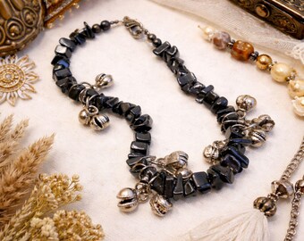 Vintage hematiet-enkelband met zilveren belletjes