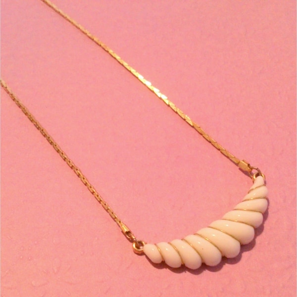 Vintage Avon Gatsby Collection White and Gold Tone Pendant Necklace 1981