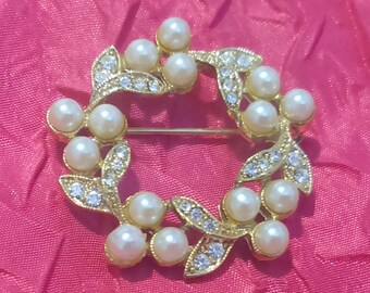 Vintage Gold Tone Faux Pearl Rhinestone Circle Pin