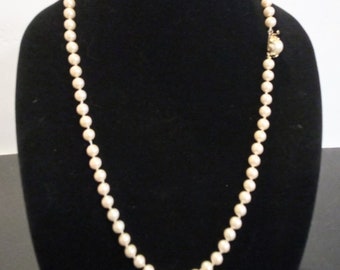 Collier de perles imitation crème nouées à la main vintage