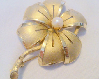 Broche métal doré perle - France