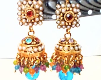 Pendientes llamativos con cuentas multicolores en tono dorado oriental de Muddle de inspiración étnica