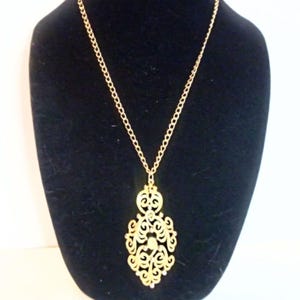 vintage Collier à pendentif articulé en dentelle dorée Lisner