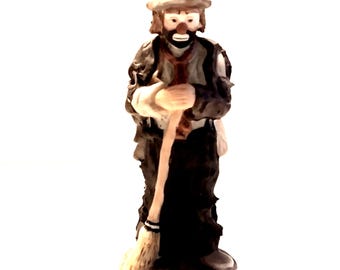 Vintage Emmett Kelly miniatuur keramiek clownbeeldje met bezem door Flambro
