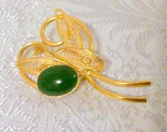 Vintage Green Jade Stone Gold Tone Cannetille Leaves Flower Brooch Pin