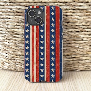 Puede incluir: Una funda rectangular para smartphone con un patrón vertical de rayas rojas, blancas y azules con una textura desgastada. El diseño incluye columnas de estrellas blancas sobre las franjas azules, creando una estética patriótica.