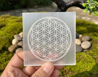 Plato de carga de selenita con Flor de la Vida - Limpiador de cristales - Losa de altar de geometría sagrada