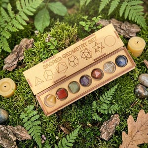 Kristallen set heilige geometrie met 7 chakra's – helende stenen met houten kist voor meditatie