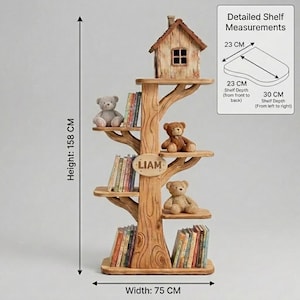 Puede incluir: Una estanter&iacute;a de madera con forma de &aacute;rbol con una peque&ntilde;a casa en la parte superior. Tiene varios estantes con libros y ositos de peluche. La estanter&iacute;a mide 158 cm de alto y 75 cm de ancho. Los estantes tienen 23 cm de profundidad y 30 cm de ancho.