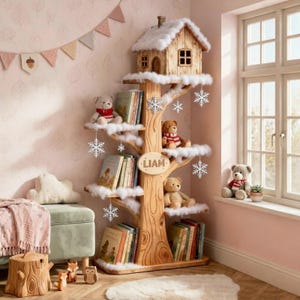 Puede incluir: Una estanter&iacute;a de madera con forma de &aacute;rbol con una casa en la parte superior, decorada con nieve artificial y adornos de copos de nieve. La estanter&iacute;a contiene libros y osos de peluche, creando un ambiente acogedor de cuento de hadas. El nombre "LIAM" est&aacute; en el &aacute;rbol.