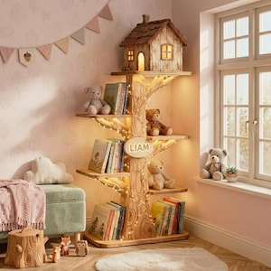 Puede incluir: Una estanter&iacute;a de madera con forma de &aacute;rbol con m&uacute;ltiples estantes, que contiene libros y osos de peluche. Una peque&ntilde;a casa se encuentra en la parte superior de la estanter&iacute;a, y el nombre "LIAM" se muestra en una placa de madera. La estanter&iacute;a est&aacute; iluminada con luces de hadas.