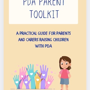 Op de afbeelding: Boekomslag met de titel "PDA Parent Toolkit" in blauwe tekst op een crèmekleurige achtergrond. De omslag bevat ook de tekst "A Practical Guide for Parents and Carers Raising Children with PDA" en een illustratie van een kind en kleurrijke handen.