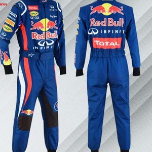 Może przedstawiać: Niebieski kombinezon wyścigowy z czerwonymi i białymi detalami. Kombinezon posiada logo sponsor&oacute;w, takich jak "Red Bull", "Infiniti" i "Total". Z przodu znajduje się zamek błyskawiczny i pasek. Z tyłu r&oacute;wnież widnieje logo "Red Bull".