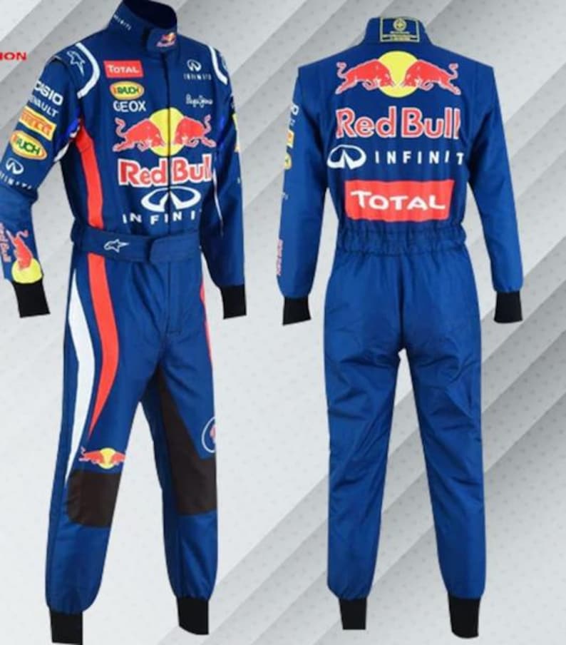 Może przedstawiać: Niebieski kombinezon wyścigowy z czerwonymi i białymi detalami. Kombinezon posiada logo sponsor&oacute;w, takich jak "Red Bull", "Infiniti" i "Total". Z przodu znajduje się zamek błyskawiczny i pasek. Z tyłu r&oacute;wnież widnieje logo "Red Bull".