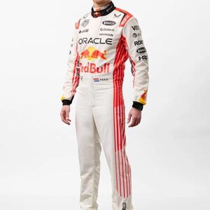 Może przedstawiać: Osoba w białym kombinezonie wyścigowym z czerwonymi i czarnymi akcentami. Kombinezon posiada loga sponsor&oacute;w, w tym "Oracle" i "Red Bull". Osoba ma na sobie białe buty z niebieskimi detalami.