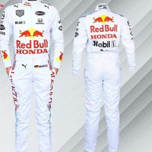 Może przedstawiać: Biały kombinezon wyścigowy z logo Red Bull, Honda i Mobil 1. Kombinezon ma długie rękawy, kołnierz i r&oacute;żne logo sponsor&oacute;w. Imię "MARCO" jest wydrukowane z przodu. Przeznaczony do sport&oacute;w motorowych.