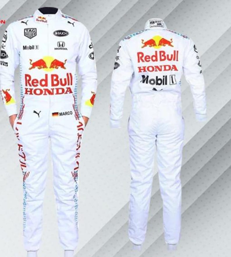 Może przedstawiać: Biały kombinezon wyścigowy z logo Red Bull, Honda i Mobil 1. Kombinezon ma długie rękawy, kołnierz i r&oacute;żne logo sponsor&oacute;w. Imię "MARCO" jest wydrukowane z przodu. Przeznaczony do sport&oacute;w motorowych.