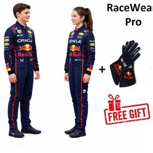 Może przedstawiać: Dwie osoby w granatowych kombinezonach wyścigowych z czerwonymi i ż&oacute;łtymi akcentami oraz logo Red Bull. Obraz przedstawia r&oacute;wnież czarne rękawice wyścigowe z logo Mobil i Red Bull oraz napis "FREE GIFT".
