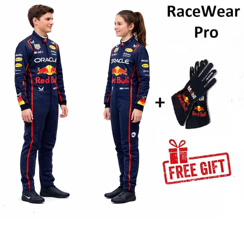 Może przedstawiać: Dwie osoby w granatowych kombinezonach wyścigowych z czerwonymi i ż&oacute;łtymi akcentami oraz logo Red Bull. Obraz przedstawia r&oacute;wnież czarne rękawice wyścigowe z logo Mobil i Red Bull oraz napis "FREE GIFT".