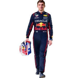 Może przedstawiać: Granatowy kombinezon wyścigowy z czerwonymi i ż&oacute;łtymi akcentami, z logo Red Bull i Oracle. Osoba trzyma pasujący kask z czerwonymi, białymi i niebieskimi detalami.