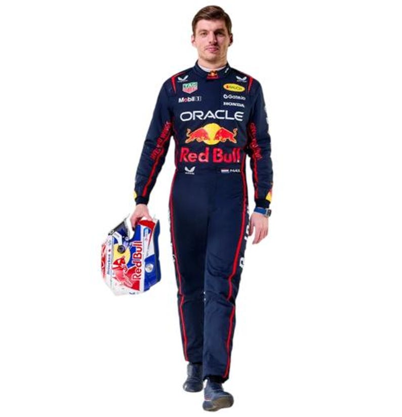 Może przedstawiać: Granatowy kombinezon wyścigowy z czerwonymi i ż&oacute;łtymi akcentami, z logo Red Bull i Oracle. Osoba trzyma pasujący kask z czerwonymi, białymi i niebieskimi detalami.