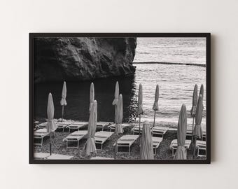 Retro Schwarz-Weiß Fotografie am Meer – Geschlossene Sonnenschirme & Liegen – Amalfiküste Kunstdruck