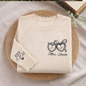 Personalized Bride Sweater, Embroidered Future Mrs. Sweatshirt, Custom Bride to Be Crewneck, Engagement Gift, Last Name Bride Scallop Shirt bild 7