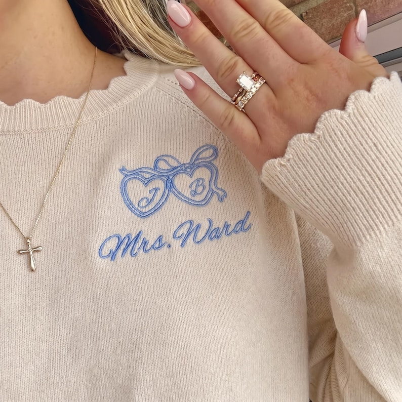 Personalized Bride Sweater, Embroidered Future Mrs. Sweatshirt, Custom Bride to Be Crewneck, Engagement Gift, Last Name Bride Scallop Shirt bild 2