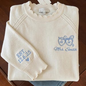 Personalized Bride Sweater, Embroidered Future Mrs. Sweatshirt, Custom Bride to Be Crewneck, Engagement Gift, Last Name Bride Scallop Shirt bild 1
