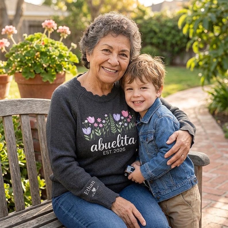 Sweat-shirt brodé personnalisé Abuelita, sweat-shirt avec appliqués Gigi, pull Gigi avec des enfants sur la manche, cadeau personnalisé pour grand-mère Abuelita image 2
