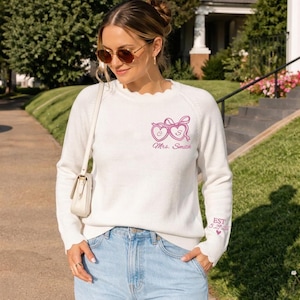 Personalized Bride Sweater, Embroidered Future Mrs. Sweatshirt, Custom Bride to Be Crewneck, Engagement Gift, Last Name Bride Scallop Shirt bild 5