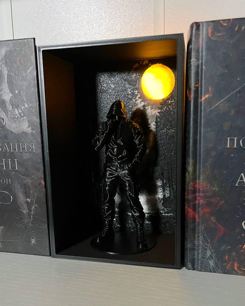Dark Romance Book Nook, Stalker Figure, Glowing Moon Light (LED) - Etsy UK