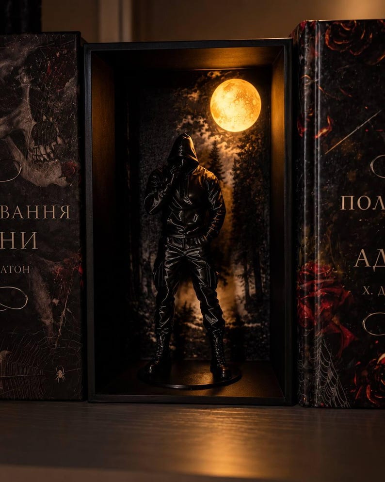 Dark Romance Book Nook, Stalker Figure, Glowing Moon Light (LED) - Etsy UK