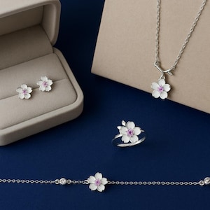 Conjunto de joyas de plata de ley 925 con diseño de flor de cerezo: collar, pendientes, pulsera y anillo / Joyería floral / Resistente al deslustre / Incluye bolsa de regalo