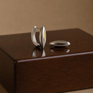 Örhängen i sterlingsilver med marquise-motiv, minimalistiska ovala ringar, presentpåse