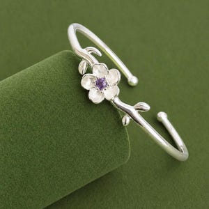 Armband i körsbärsblommor i 925 sterlingsilver | Anti-mattningsskydd | Blomsterarmband | Öppen manschettarmband | Presentpåse