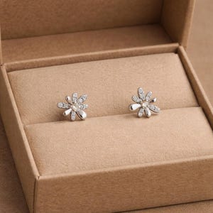 Örhängen i 925 sterlingsilver med blommor | Minimalistiska blommiga CZ-örhängen | Vardagssmycken | Presentpåse