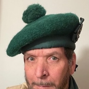 Caubeen incluyendo Cockade y Torrie