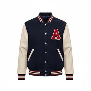 Puede incluir: Chaqueta universitaria azul marino con mangas color crema. La chaqueta presenta una letra "A" roja, un cuello, puños y dobladillo a rayas. Tiene una parte delantera abotonada y un diseño clásico y deportivo.