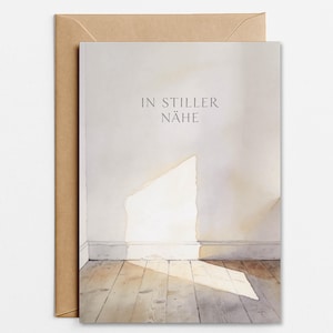 Könnte beinhalten: Eine Grußkarte mit dem Text "IN STILLER NÄHE" auf der Vorderseite, die eine Aquarellmalerei eines sonnenbeschienenen Raumes zeigt. Die Karte wird von einem braunen Umschlag begleitet.