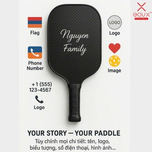 Könnte beinhalten: Ein schwarzer Pickleball-Schläger mit strukturierter Oberfläche, mit dem Namen "Nguyen Family" in weißer Schrift. Der Schläger hat einen schwarzen Griff und enthält eine Telefonnummer und ein Logo. Der Text "YOUR STORY - YOUR PADDLE" ist ebenfalls sichtbar.