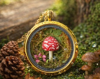 Real Mushroom Terrarium Necklace • Miniature Amanita Pendant • Botanical Jewelry with Real Moss & Flowers • Handmade Nature Locket